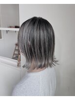 ドライブ(drive)&nbsp;ホワイトバレイヤージュ　ケアブリーチ　切りっぱなしボブ