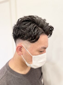 リバティシェアバーバー 銀座(LIBERTY SHARE BARBER) スキンフェードカット×強めワンカールパーマ☆サイドパート