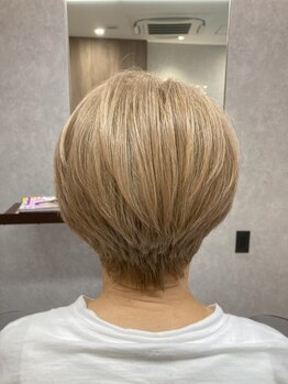 アクシス ファニー(AXIS ファニー)の写真/女性のグレイカラーは、明るく発色が良いのに白髪もしっかり染めてくれます。