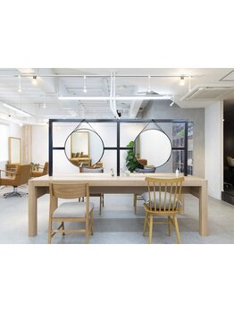 明るく開放的な店内で、特別なサロンタイムを。髪質改善やオーダーメイドカラーで、上質な美しさを叶える◇