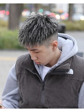 スラッシュ(SLASH) ツイストパーマ/短髪/ハイライトメッシュ/スキンフェード/姫路