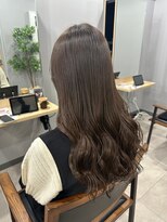 カミエ(kamie) ロングヘア×透明感ブラウンで叶う大人っぽさ