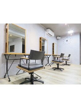 ちょっと隠れ家に、落ち着いた空間でゆったり過ごせる…。全スタイリストがヘアケアマイスター取得。