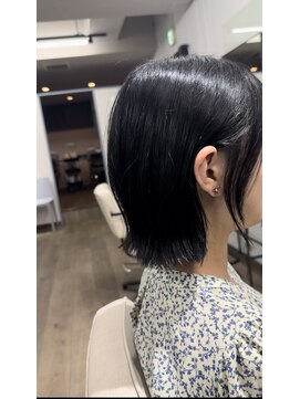 イイネ(iine) 黒髪ストレートヘア外ハネ切りっぱなしぱつっとボブ20代30代40代