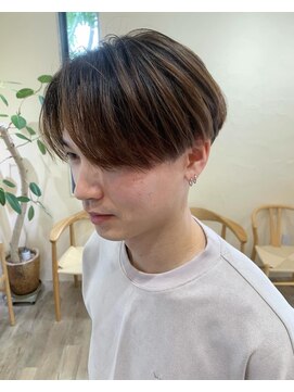 シフト(SHEEFT) センターパートマッシュ明るめブラウン刈り上げナチュラルヘア