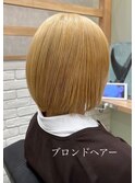 抜きっぱなしのブロンドは、リタッチ管理で長く楽しめる。