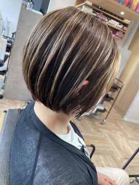 アヴァンス 堺東店(AVANCE.) 白髪ぼかしハイライト×丸みショートヘア