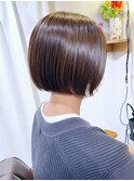 大人ショートボブ、白髪ぼかしハイライト、丸みくびれ【BISA】