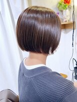 アヴァロン(AVALON)&nbsp;大人ショートボブ、白髪ぼかしハイライト、丸みくびれ【BISA】