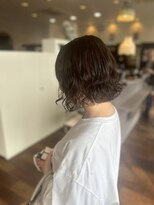 ヘアーワークス ボナ(HAIR WORKS bona.)&nbsp;タイトに、艶やかに。大人の色気をまとうウェットウェーブボブ