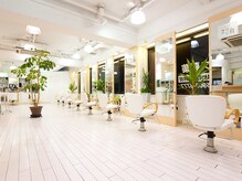 ヘアアンドメイク ズーカ(HAIR&MAKE ZU KA)の雰囲気（店内は白を基調とし、窓が多く明るい光が差し込みます。）