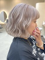 ショートボブミルクティーベージュハイトーン切りっぱなしボブ