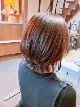 気になる白髪も自然にしっかりカバー◎髪に優しい薬剤で、透明感と艶をプラスして上品な仕上がりに♪