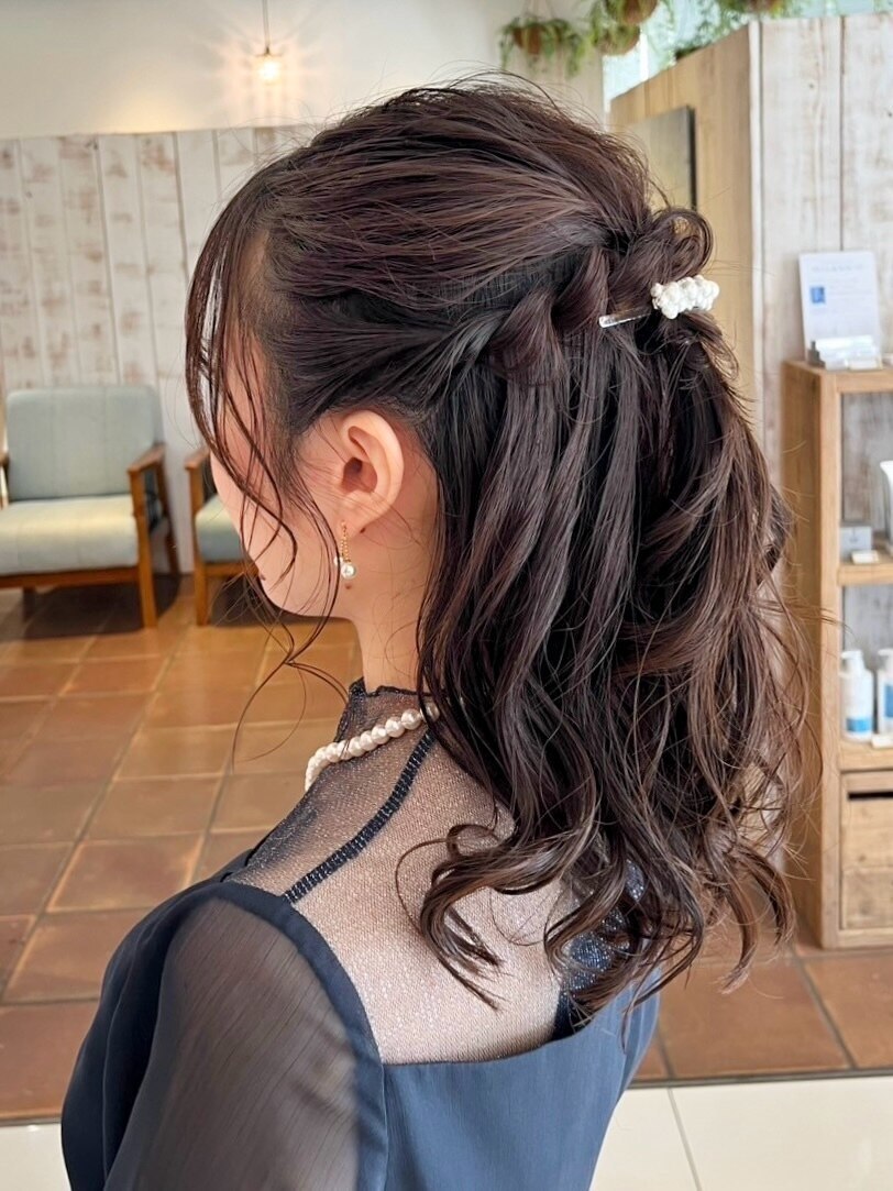2025年夏】くるりんぱ ハーフアップの髪型・ヘアアレンジ｜人気