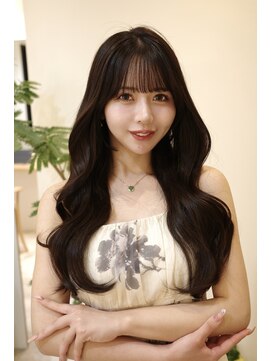 セラ(Cela) 大人上品アッシュブラウンくびれレイヤーロング薄めバング