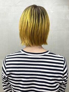 トオ(TOH) 切りっぱなしぱっつんボブイエローカラーブリーチルーツカラー