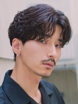 テン 心斎橋(tenn.)&nbsp;メンズセンターパート七三分けパートニュアンスパーマ刈り上げ