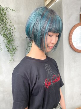 テトヘアー(teto hair) 個性的スタイル　前下がりショート　ハイライト　シルバーカラー