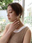 透け感ベージュカラーの前下がりショートボブスタイル