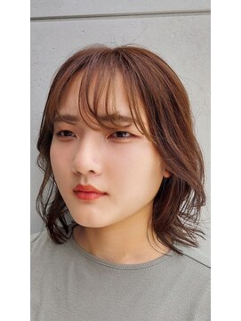 ビロード ヘアー(Veludo hair) 前髪のフリンジカールがアクセントの愛されミディ