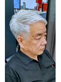 白髪刈り上げショート