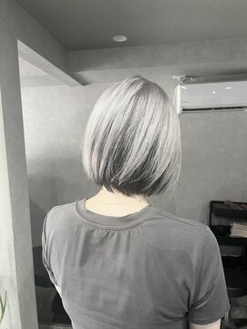 スティーン(STEEN) ホワイトシルバー×ブラック