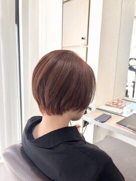 ホワイトストーン WHITE STONE サーモンピンクな丸みショート美髪