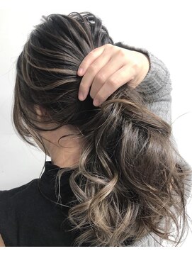 ヘアメイク ティサ(hair make Tisa) ハイライトカラー　グレーパルベージュ