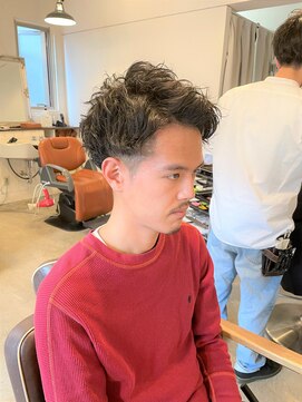 アンティコ(Antico) ツーブロックフェードモテ髪アップバング流行スパイラルショート