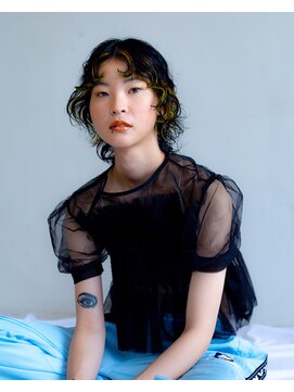 ヨハ ク インナーイエローがポイントのウルフヘア