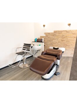 フルフラットシャンプー台での贅沢空間で、最高のリラックスタイム◎周りを気にせずゆったりとした時間を。