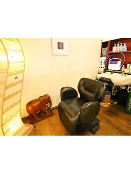 《毛穴洗浄スパ》で普段のシャンプーでは取れない頭皮の汚れ・皮脂を落とし健やかな髪と頭皮へと導きます！