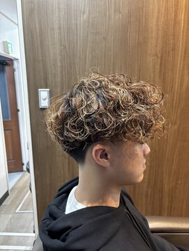 クロムトウキョウ ザ バーバー 新宿本店(CHROM TOKYO the Barber) スペインカール/テーパーフェード