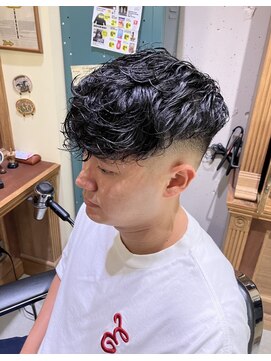 フォーコーナーズ(Four Corners) スペインカール　スキンフェード/バーバー/刈り上げ