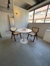 【cafeのようなラウンジ待合】お客様だけでなく美容師もゆっくり過ごせる空間にしています！