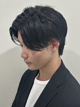 ヒュイル バイ ニアウ(Hwyl by Niau) センターパートウルフショートネープメンズカットパーマカラー