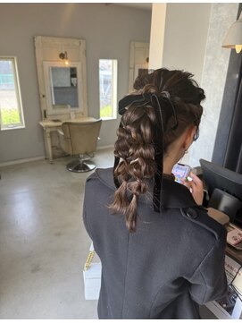 ペース(PACE) お呼ばれヘア/ツイン編み下ろし