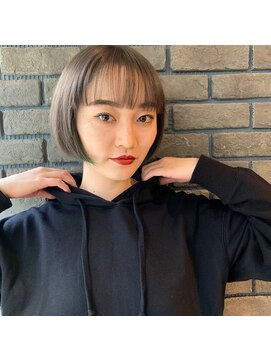 ロベルシ(ROVERSI) インナーカラー×美形ショートボブ マニッシュショート