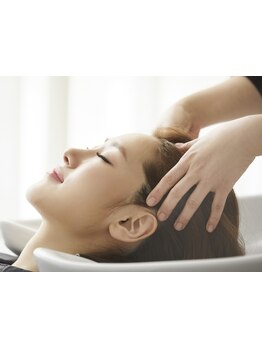 [イルミナカラー+カット+極上アロマヘッドスパ30分\11500]アロマの香りでご褒美時間♪頭皮汚れもスッキリ！