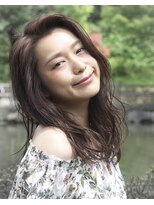 暗髪カラーのウェーブでつくる大人エアリーロングにイメチェン