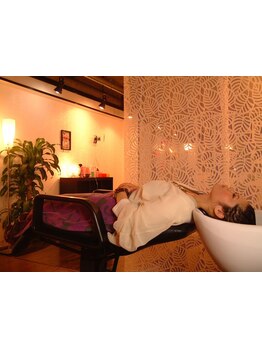 大好評の『炭酸アロマ☆ホットヘッドスパ』心地よい香りに優しく包まれる、癒しのスパタイム♪