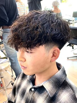 ウェイビーエフティフィフス 横浜西口(WAVEY ft.fifth) ツイストスパイラルパーマ波巻きスパイラル刈り上げマッシュ