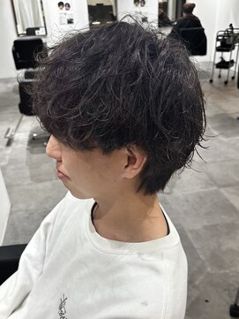 ヒュイル バイ ニアウ(Hwyl by Niau) メンズマッシュパーマシャドウパーマスパイラルパーマ刈り上げ