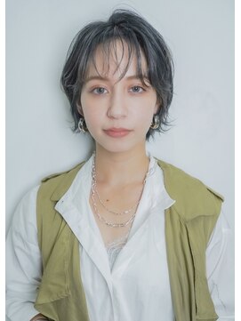 鏡と星 高田馬場 ショートボブ　ハイトーンカラー
