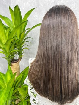 リロハナ(RILOHANA)の写真/湿気で広がりやすい髪にも◎こだわり縮毛矯正で思わず触りたくなるような自然なサラ艶ストレートへ―