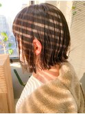 切りっぱなしボブ、外ハネ、グレージュ、耳掛け、スリーク