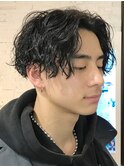 前下がりセンターパートツイストスパイラルパーマツーブロック