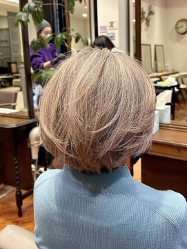 ビュートリアム 梅田(BEAUTRIUM) 白髪ぼかし/ショートボブ/ハイライト/グレーカラー/茶屋町/梅田