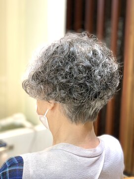 クオリス 上板橋店(QUALIS) 50代60代70代グレイヘア/ハードウェーブ/ショートボブ