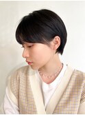 ピュアな黒髪耳掛けショート